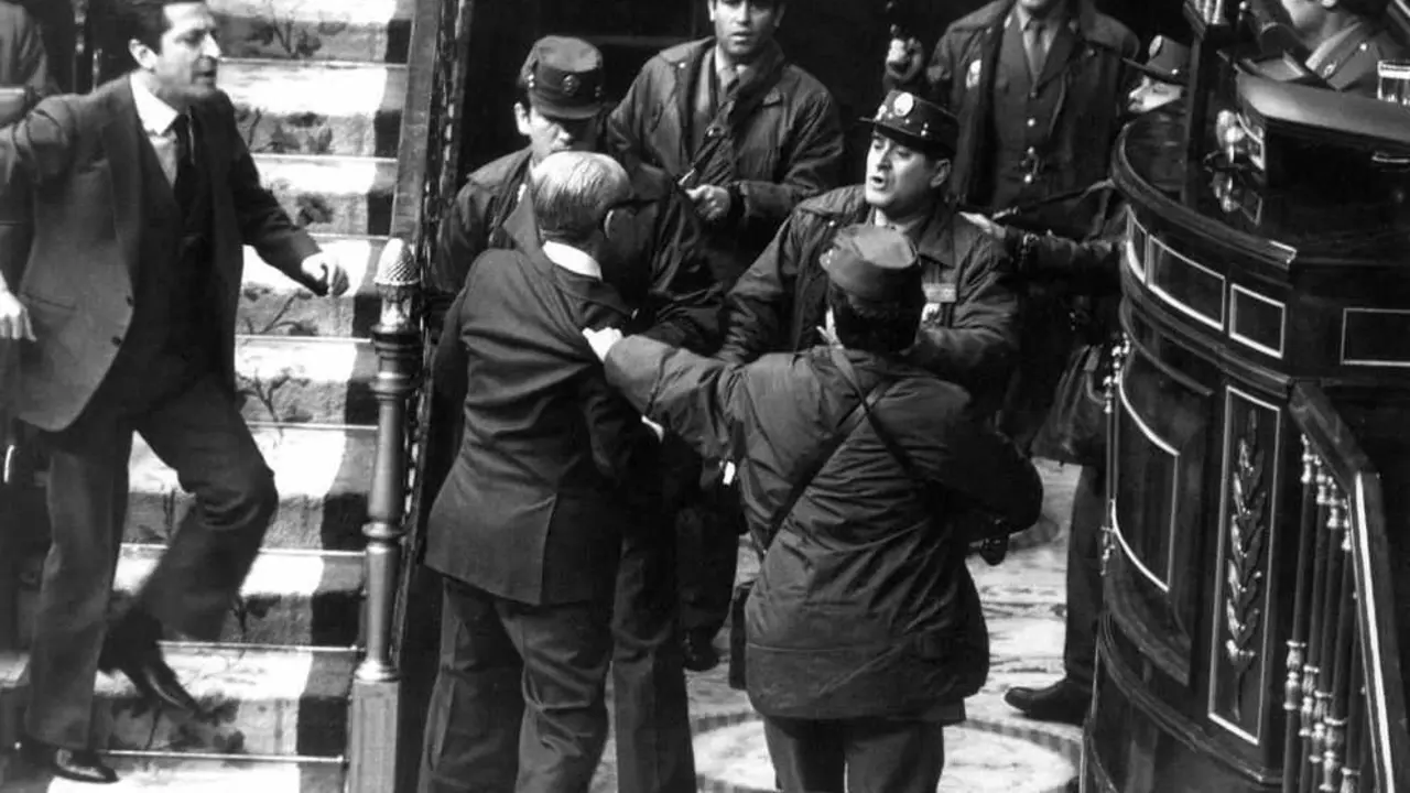 23 de febrero de 1981. El teniente coronel Antonio Tejero irrumpe armado en el Congreso de los Diputados durante la sesi&oacute;n de investidura de Leopoldo Calvo-Sotelo. En la imagen, el general Guti&eacute;rrez Mellado se enfrenta a los golpistas mientras varios guardias civiles tratan de reducirle. Fue uno de los momentos m&aacute;s tensos del intento de golpe de Estado que puso en jaque a la joven democracia espa&ntilde;ola.