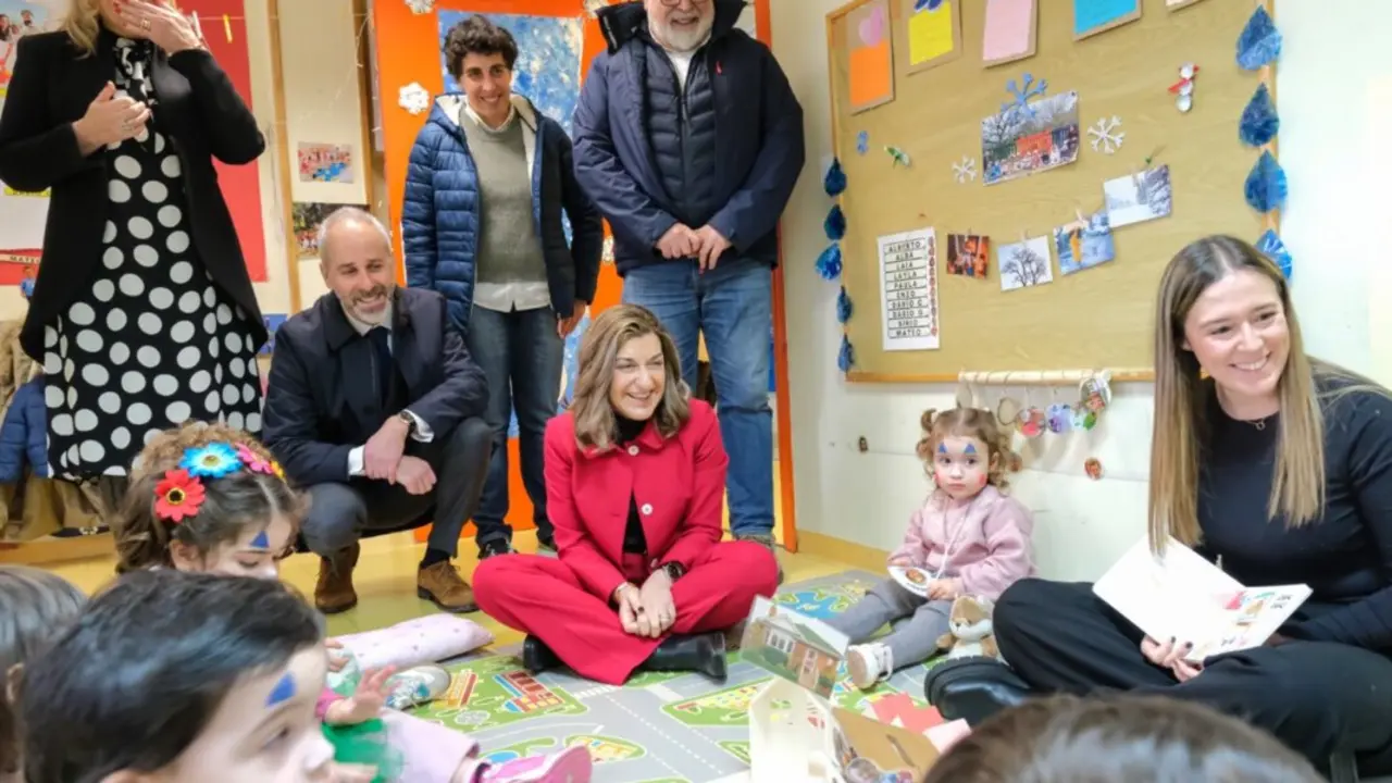 La presidenta de Cantabria, Mar&iacute;a Jos&eacute; S&aacute;enz de Buruaga, durante su visita al Colegio Marcial Solana de Villaescusa con motivo del inicio de las obras de ampliaci&oacute;n del centro, acompa&ntilde;ada por responsables educativos y docentes.