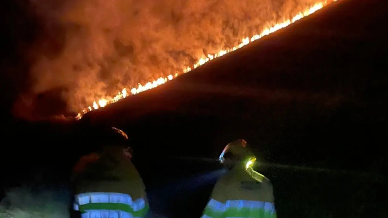 Imagen nocturna de uno de los incendios forestales activos en Cantabria, donde el Gobierno mantiene la preemergencia del Plan #INFOCANT ante la oleada de fuegos y el viento sur.