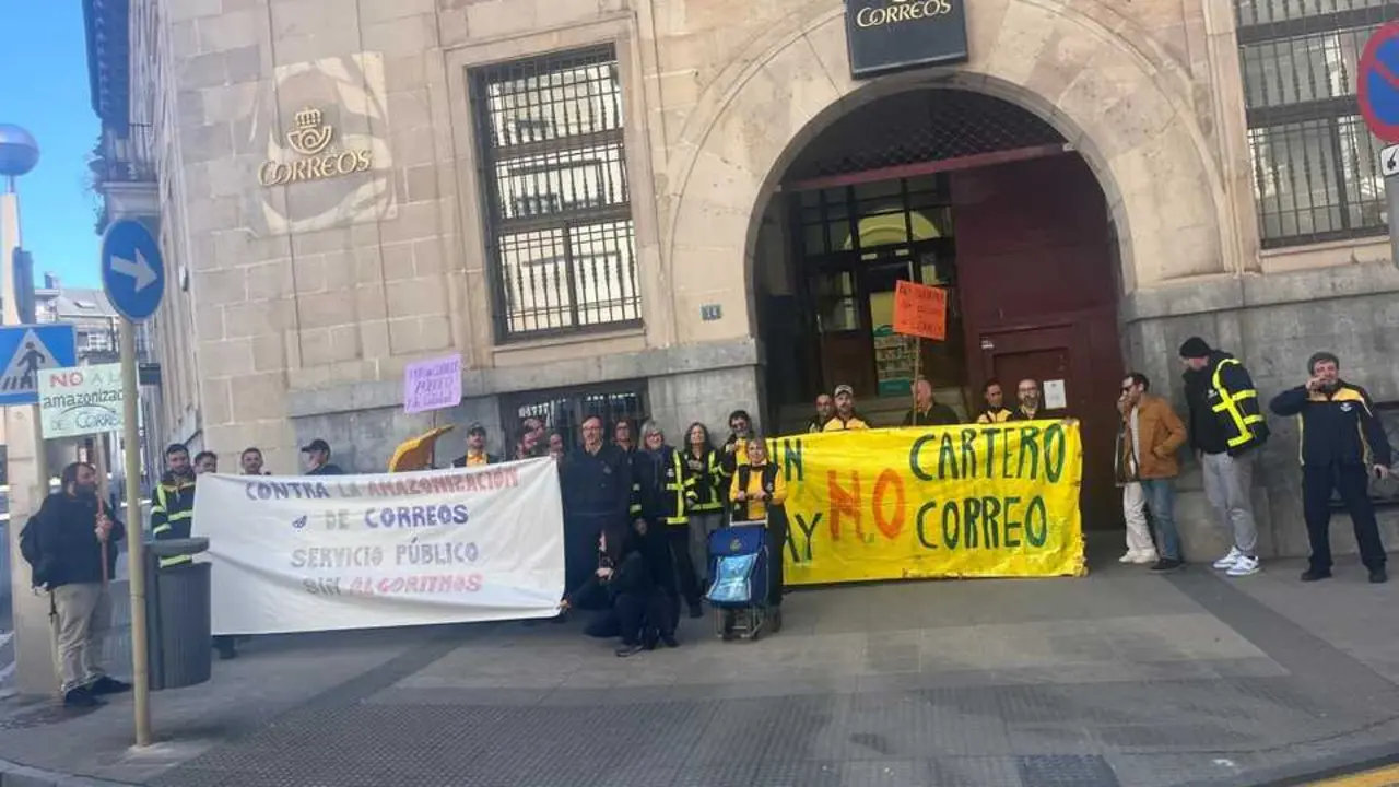 Concentraci&oacute;n de trabajadores de Correos en Torrelavega. / PLANTILA DE CORREOS TORRELAVEGA