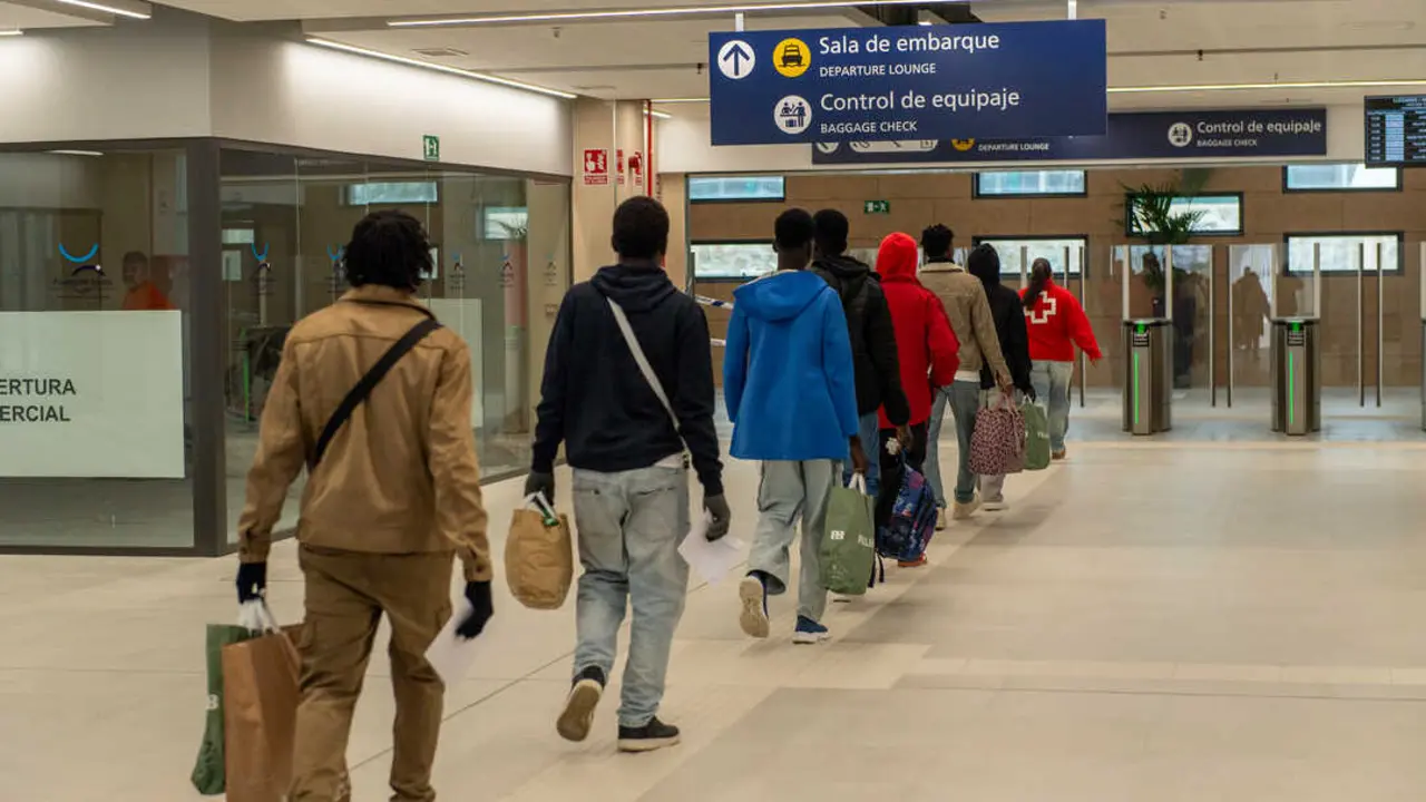 Varias personas salen del Centro de Estancia Temporal de Inmigrantes. / EP
