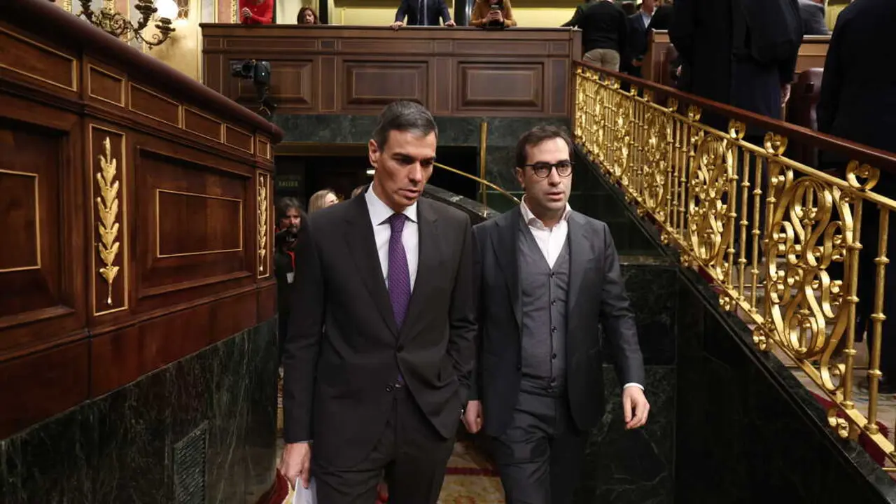 El presidente del Gobierno, Pedro S&aacute;nchez (i), y el ministro de Econom&iacute;a y Comercio, Carlos Cuerpo (d). / EP