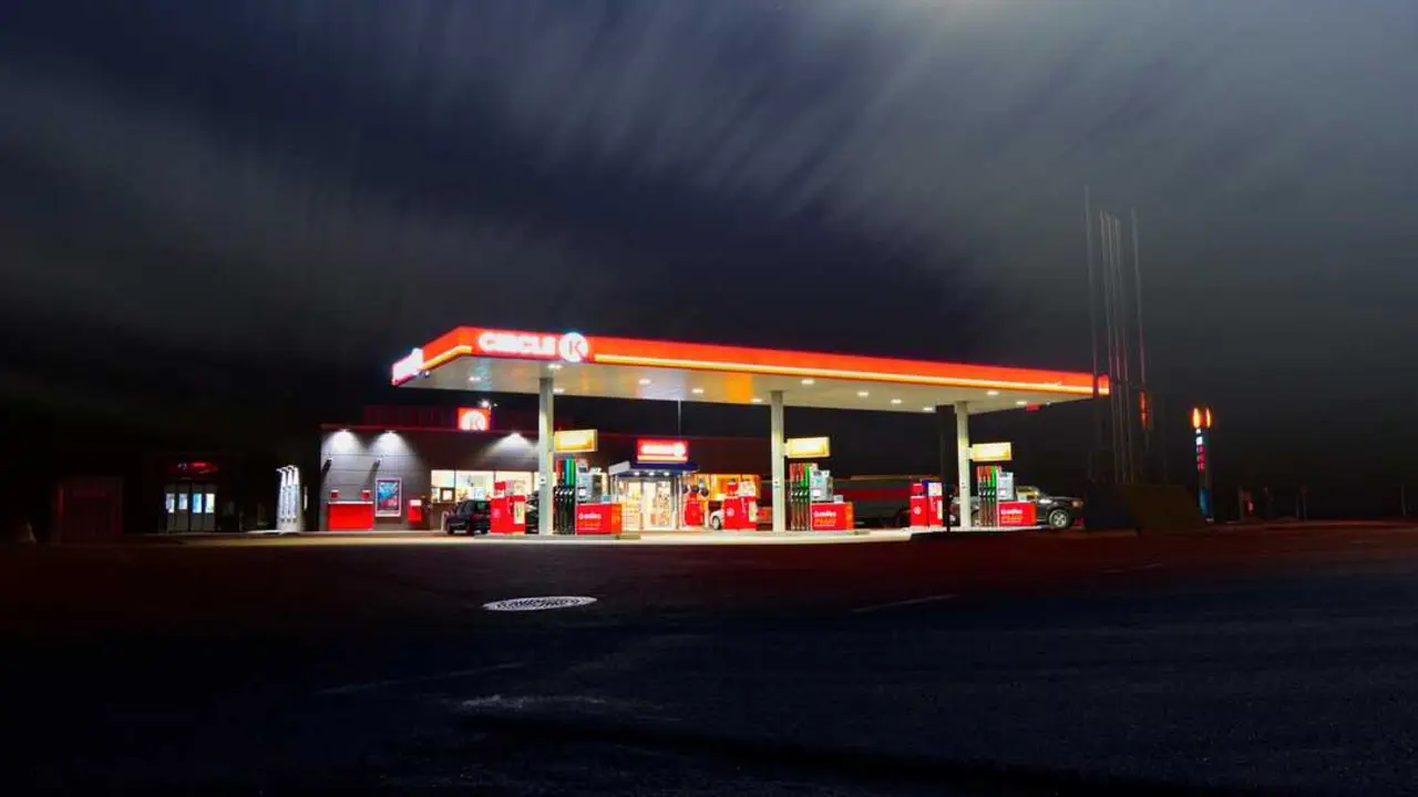 La gasolina y el di&eacute;sel encadenan ya seis semanas consecutivas de subidas, consolidando un cambio de tendencia tras meses de descensos. / A.E