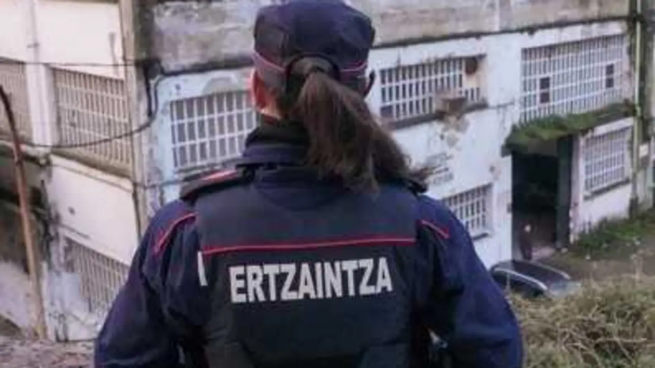Una agente de la Ertzaintza. / EP