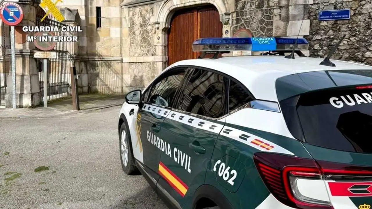 Llegada del veh&iacute;culo de la Guardia Civil a los Juzgados con el detenido. / EP