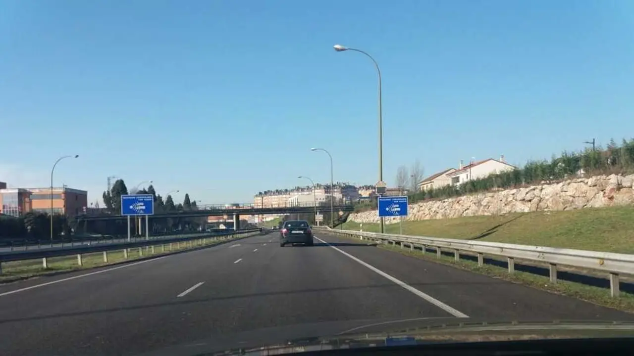 Una de las carreteras c&aacute;ntabras con radar. / EP