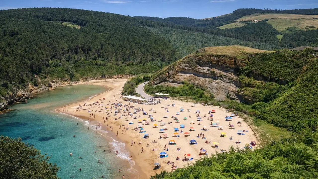 Situada entre formaciones rocosas y vegetaci&oacute;n costera, Galizano destaca por su dimensi&oacute;n y por un oleaje que define su identidad dentro del litoral de Cantabria. / T.C