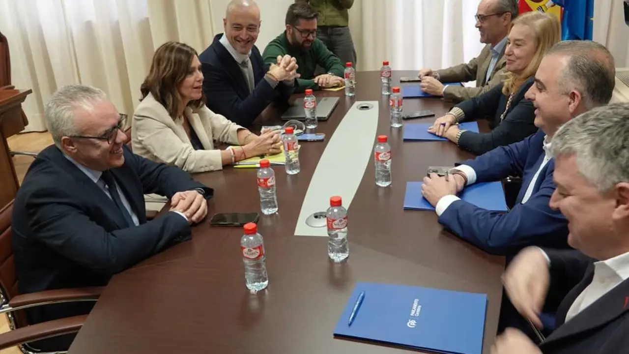 Reunion entre los representantes del PP (d) y del PRC. / alerta