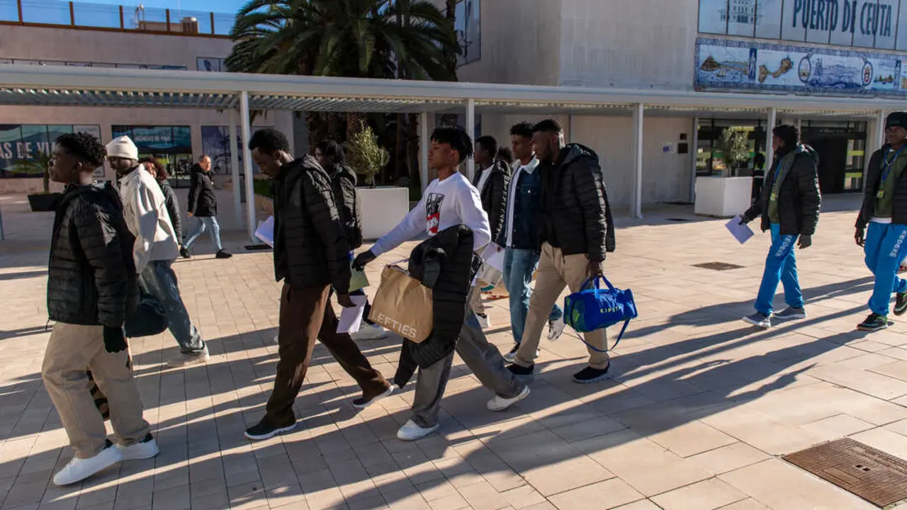 Varias personas a la salida del Centro de Estancia Temporal de Inmigrantes (CETI). / EP