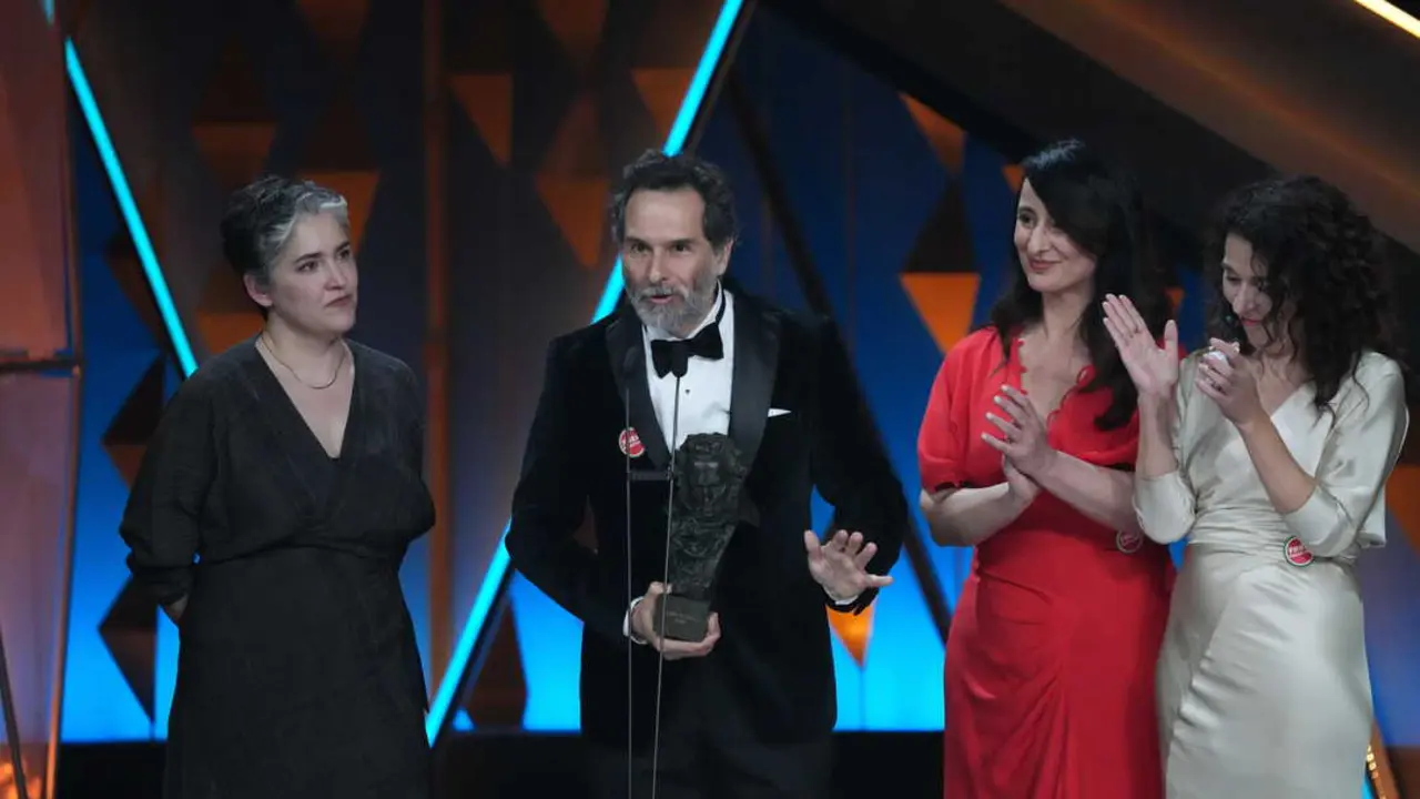 La productora Marisa Fern&aacute;ndez Armenteros recoge el Goya a Mejor Pel&iacute;cula por 'Los domingos'. / EP