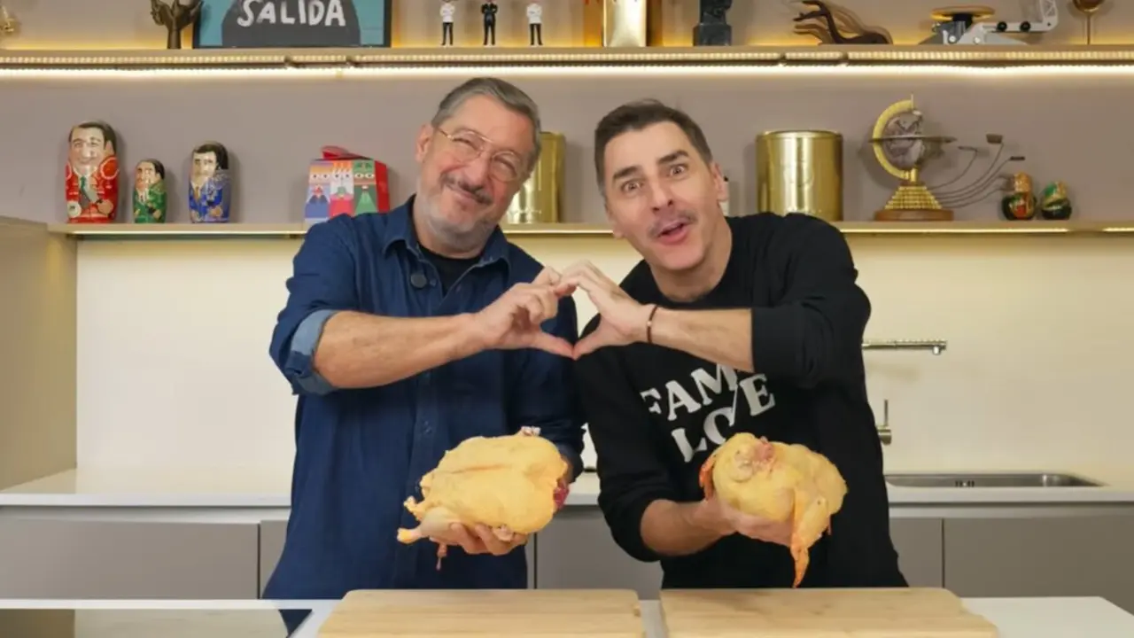 Los Roca presentan un pato-pollo cosido, relleno y horneado con guarnici&oacute;n arom&aacute;tica. / TikTok