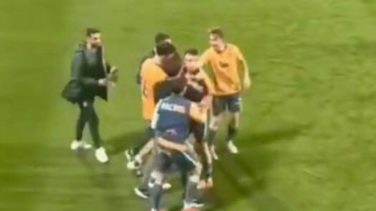 Captura del momento en el que los compa&ntilde;eros se llevan a Vicente tras recibir un botellazo./ x
