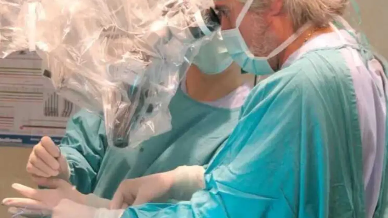 El jefe del Servicio de Neurocirug&iacute;a del Hospital Universitario La Luz, Francisco Villarejo, en una intervenci&oacute;n. / EP