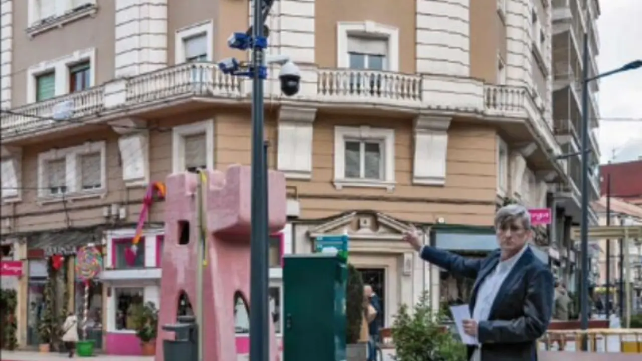 El portavoz de la Plataforma Salvar Torrelavega, &Aacute;ngel Herrreros, se&ntilde;ala las c&aacute;maras de vigilancia de la ZBE de la ciudad.