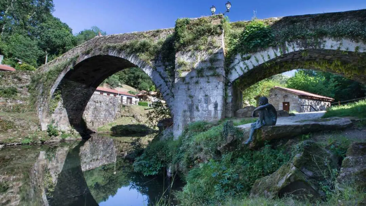 a. En Li&eacute;rganes, el relato del Hombre Pez forma parte del paisaje tanto como su puente o sus palacios barrocos. / EP