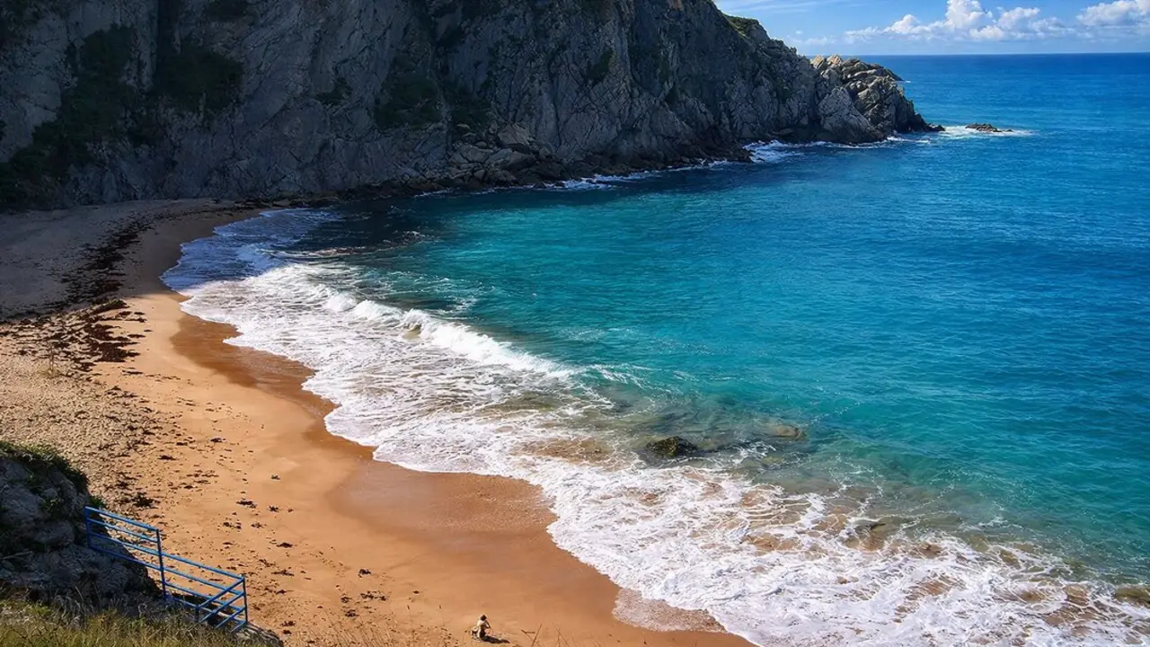 Mucho menos que, a pocos metros, el fondo marino conserve nueve ca&ntilde;ones de un barco hundido hace casi cuatro siglos. / t.c