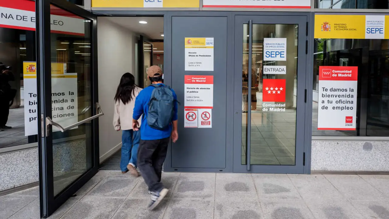 Dos j&oacute;venes entran a una Oficina de Empleo. / EP