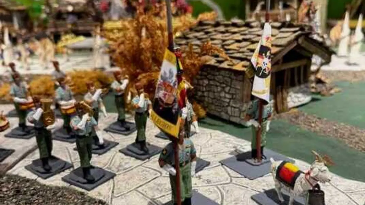 Detalle de la exposici&oacute;n Miniatura, donde figuras procesionales en peque&ntilde;o formato &mdash;con estandartes, banda y escena rural c&aacute;ntabra al fondo&mdash; recrean la est&eacute;tica de la Semana Santa del sur en un entorno pasiego &uacute;nico en Espa&ntilde;a. / A.E