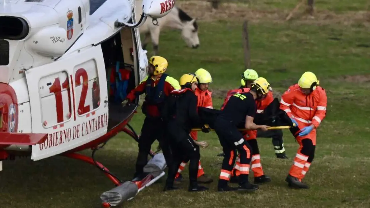 Equipos de rescate trabajan tras el derrumbe de una pasarela en la playa de El Bocal, en Santander, que dej&oacute; tres fallecidas y varios desaparecidos.

Nacho Cubero / Europa Press