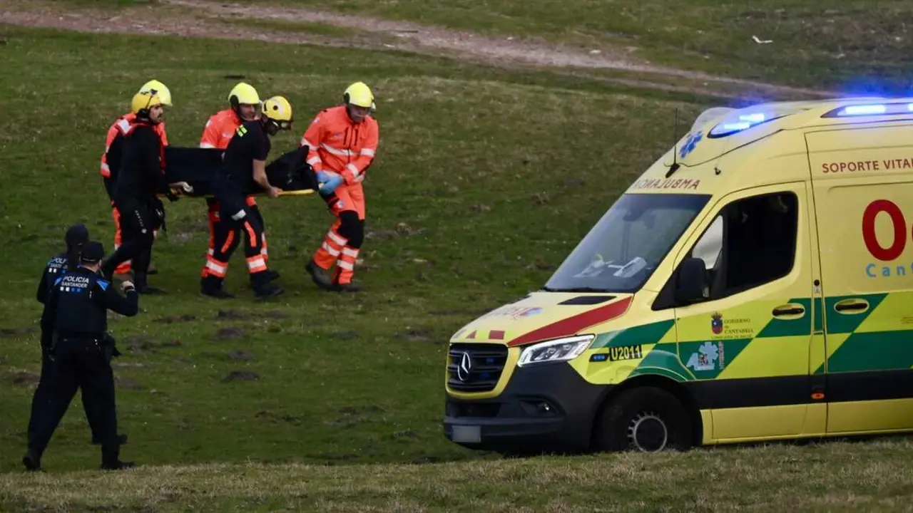 Efectivos de emergencias trasladan a una de las v&iacute;ctimas hacia una ambulancia tras el colapso de la pasarela en la zona de El Bocal, en Santander. Nacho Cubero / Europa Press