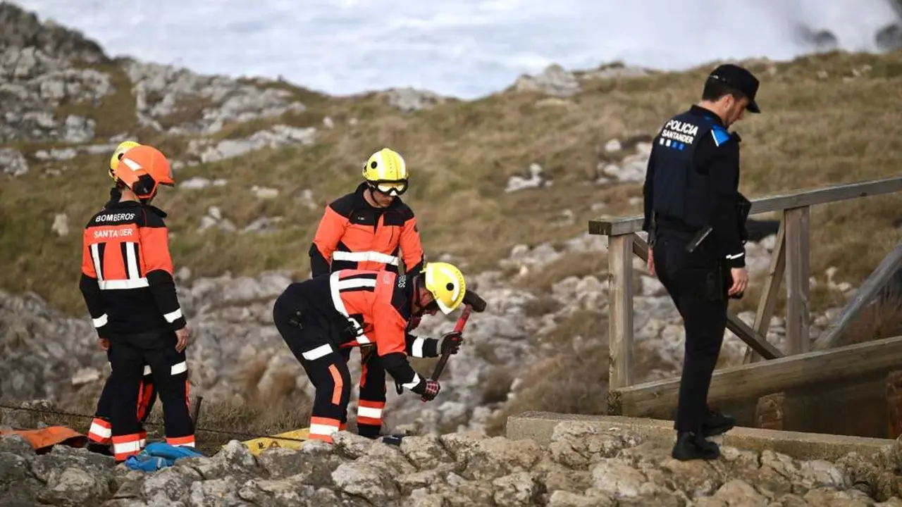 Equipos de rescate trabajan en la zona del derrumbe de la pasarela en El Bocal, en Santander, este martes, mientras contin&uacute;an las labores de b&uacute;squeda y la investigaci&oacute;n sobre las causas del colapso.