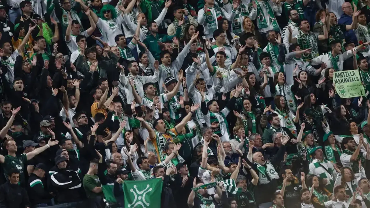 Los aficionados del Racing apoyando al equipo. / rrc
