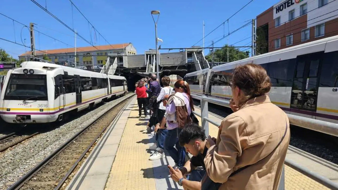 Pasajeros en una estaci&oacute;n de tren de Santander. / EP