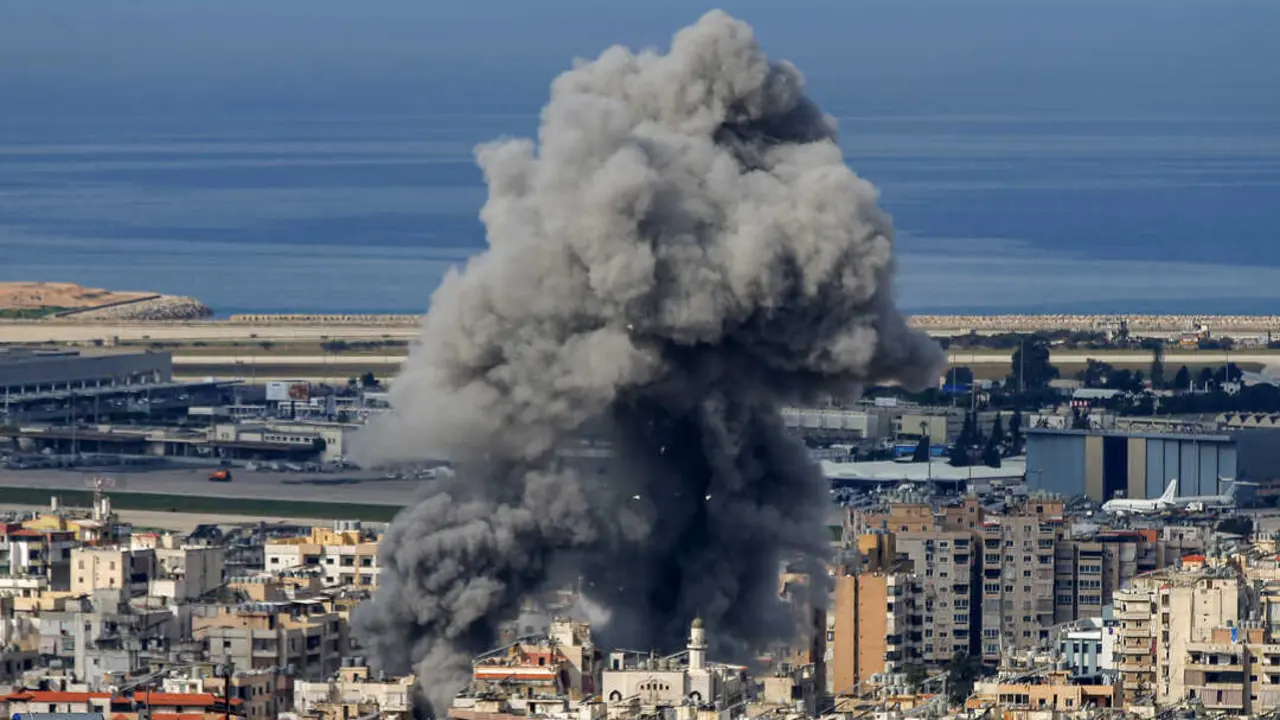 Un ataque a&eacute;reo israel&iacute; contra un presunto objetivo pro-iran&iacute; de Hezbol&aacute;. / EP