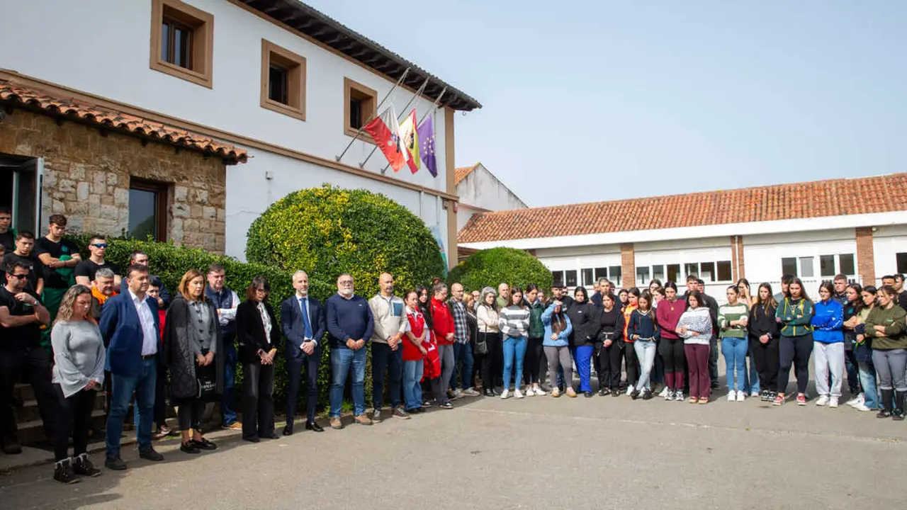 La comunidad educativa del CIFP La Granja y del IES La Granja de Heras ha guardado este mi&eacute;rcoles un emotivo minuto de silencio. / a.e
