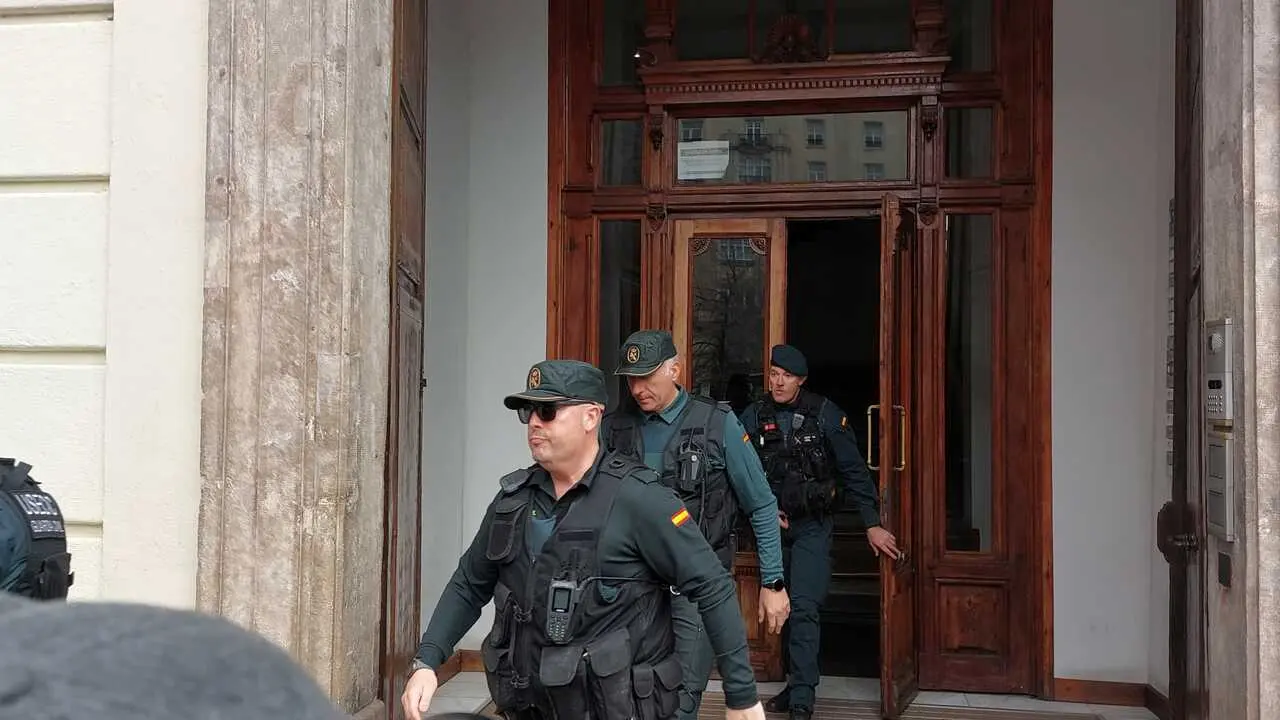 Agentes de la Guardia Civil salen tras el registro de la sede de Forestalia en Zaragoza. / EP