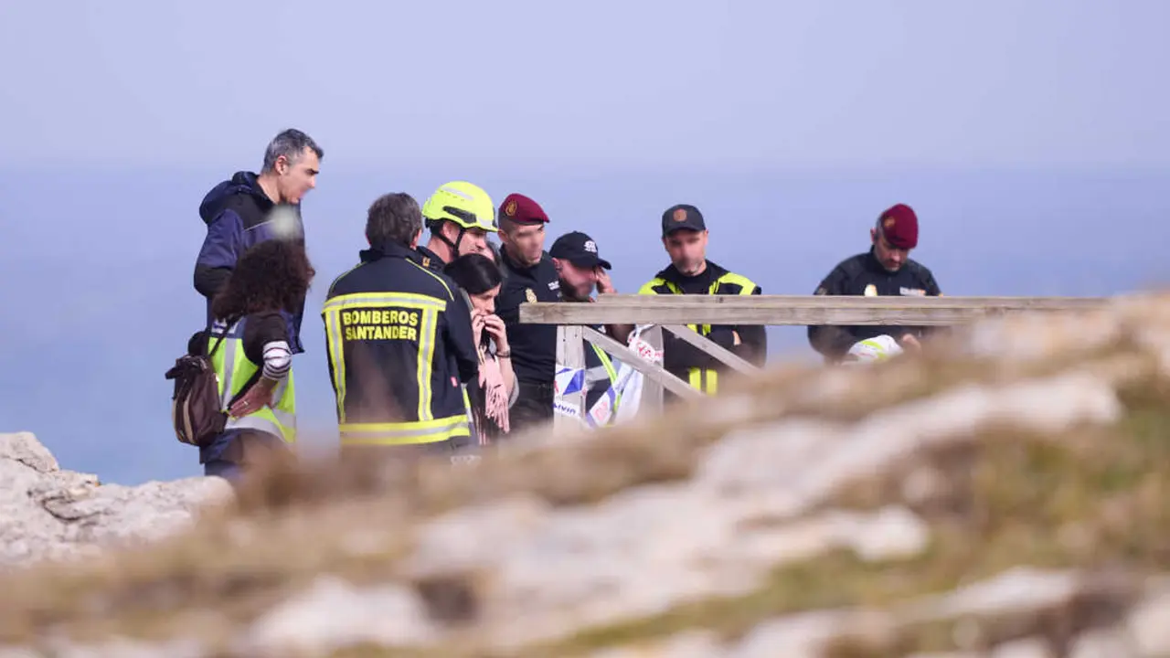 Equipos de rescate y servicios de emergencias trabajan en el lugar de los hechos, la playa de El Bocal. / EP