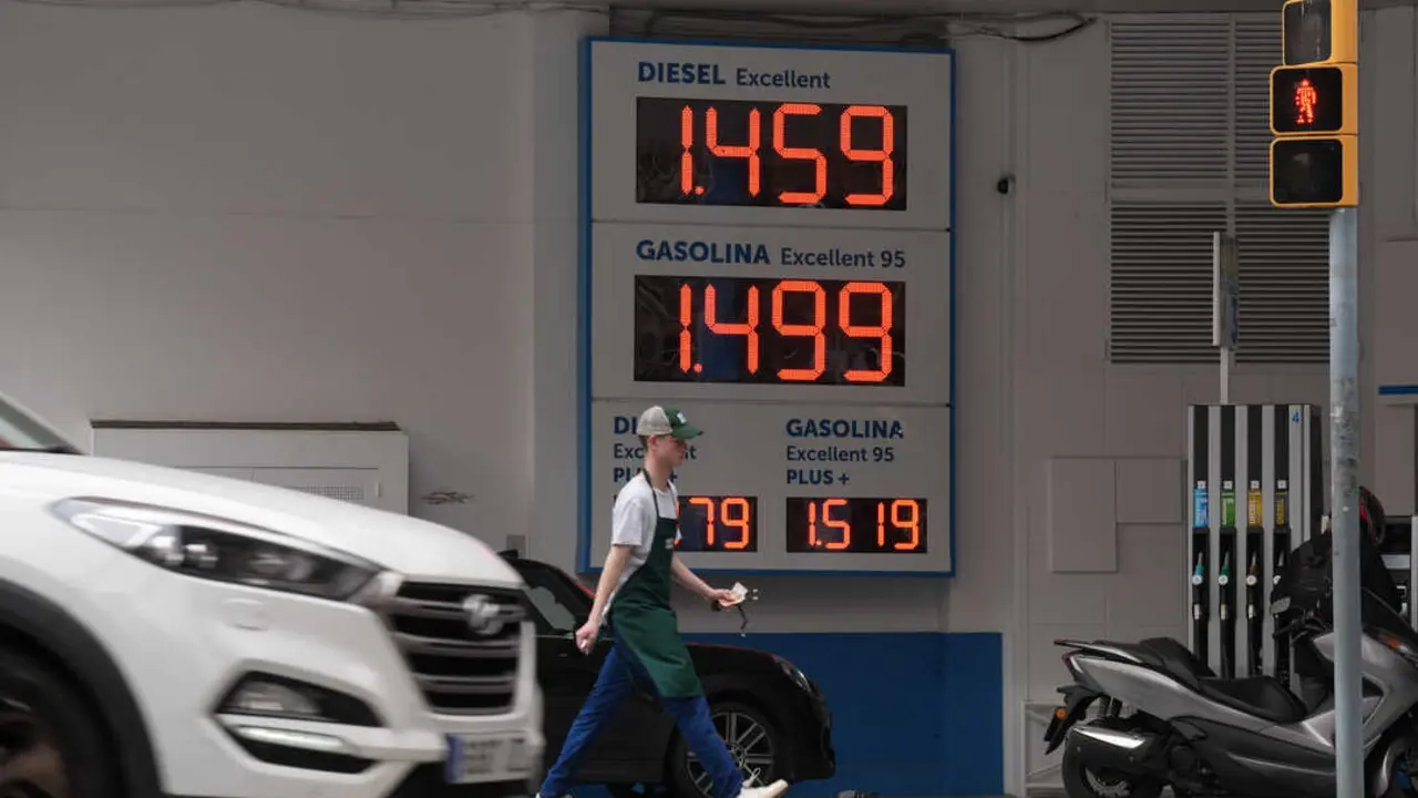 Cartel de precios en una gasolinera. / EP