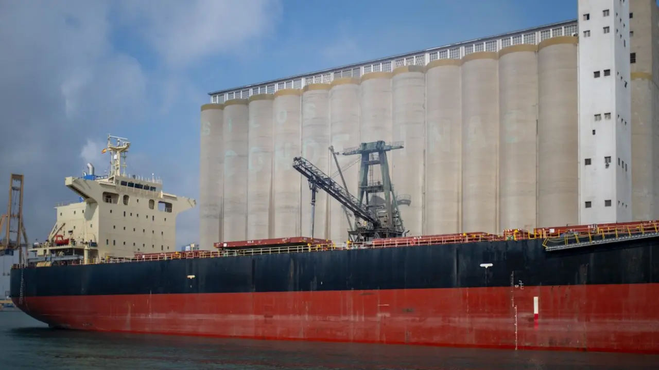 Un barco de mercanc&iacute;as en el puerto de Barcelona. / EP