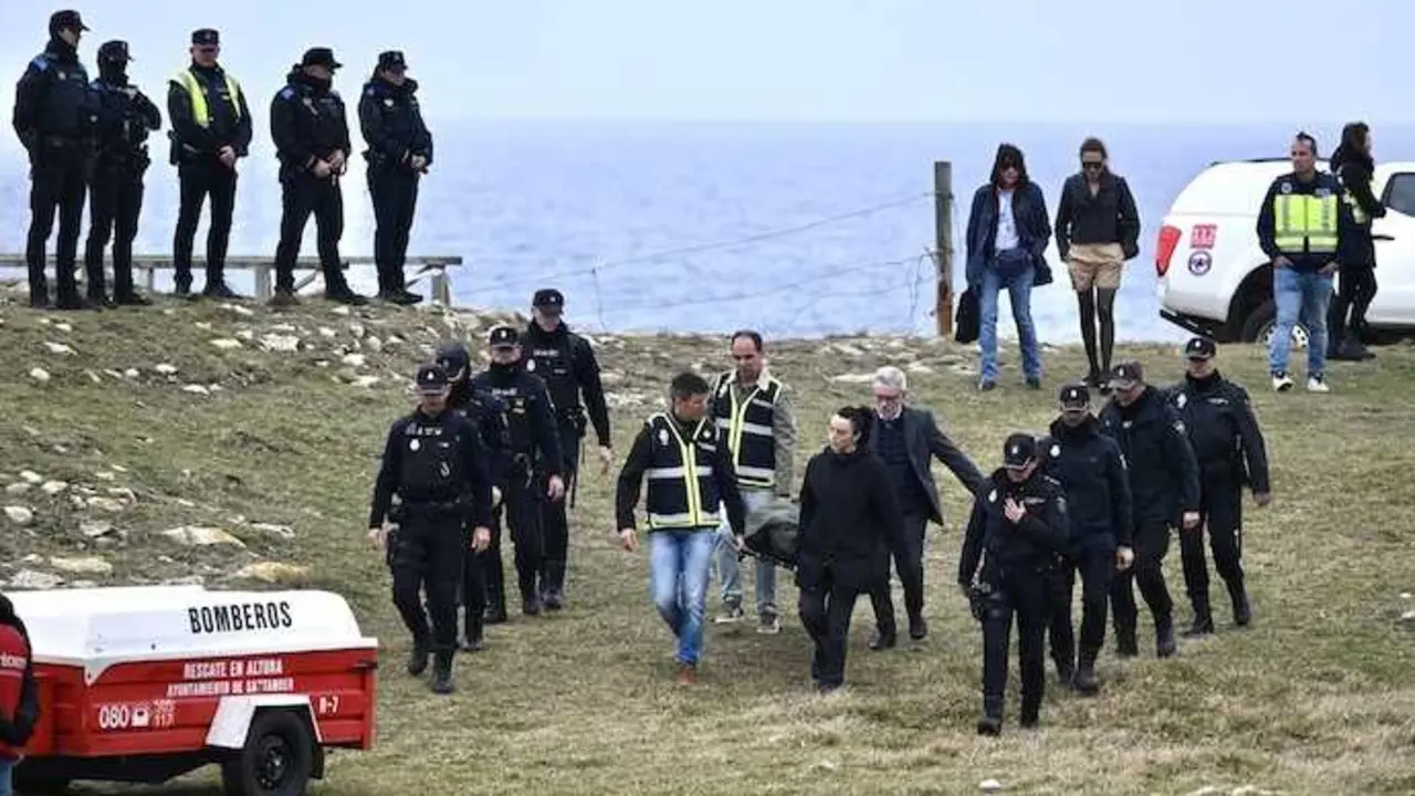 Agentes de los Servicios de Emergencias trabajan en la playa de El Bocal, a 5 de marzo de 2026, en Santander, Cantabria (Espa&ntilde;a). Un GEO ha hallado este jueves un cuerpo en la zona donde se buscaba a la joven de 20 a&ntilde;os desaparecida tras el derrumbe de una pasarela que provoc&oacute; el fallecimiento de cinco j&oacute;venes, y la hospitalizaci&oacute;n de una sexta v&iacute;ctima.
Fecha: 05/03/2026.

Firma: Nacho Cubero / Europa Press