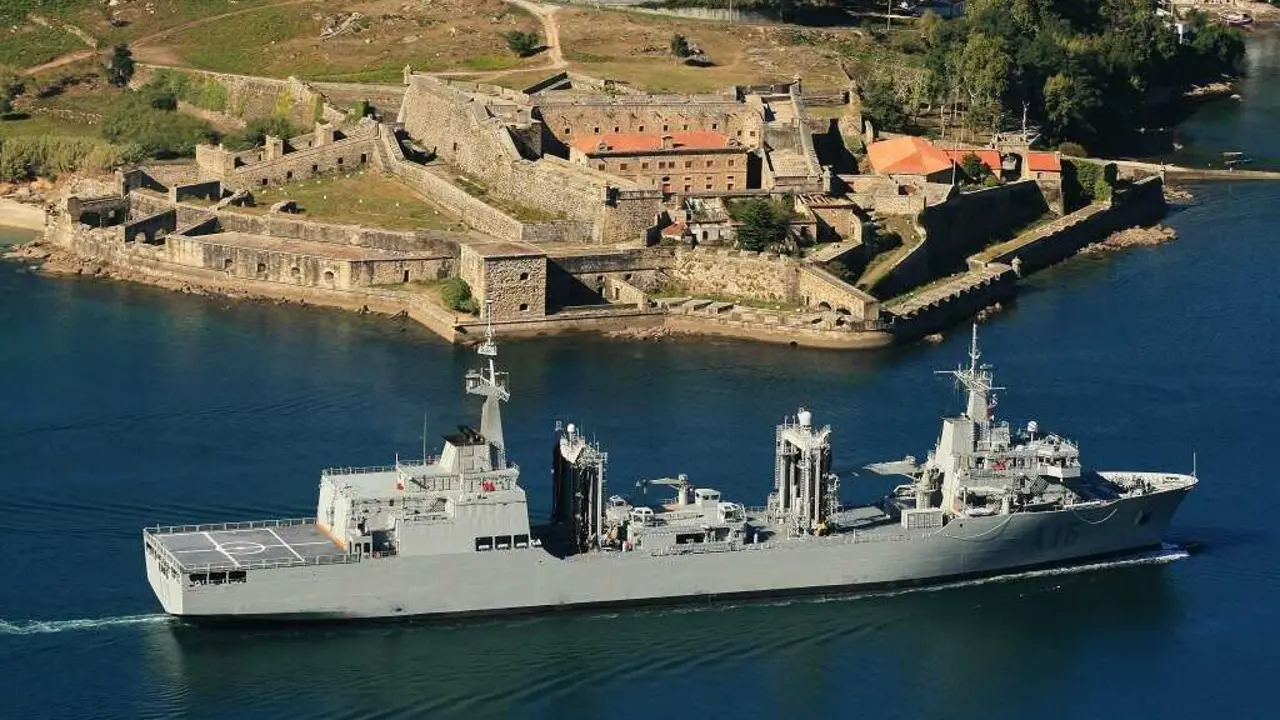 El Cantabria, con casi 20.000 toneladas de desplazamiento, es la base flotante que alimenta de combustible, munici&oacute;n y v&iacute;veres a los buques espa&ntilde;oles en misiones internacionales. / Armada