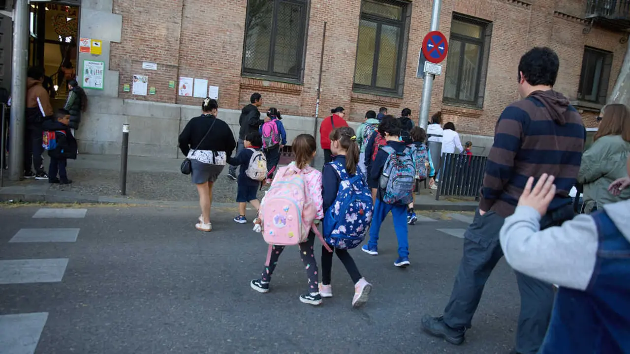 Varios ni&ntilde;os van al colegio. / EP