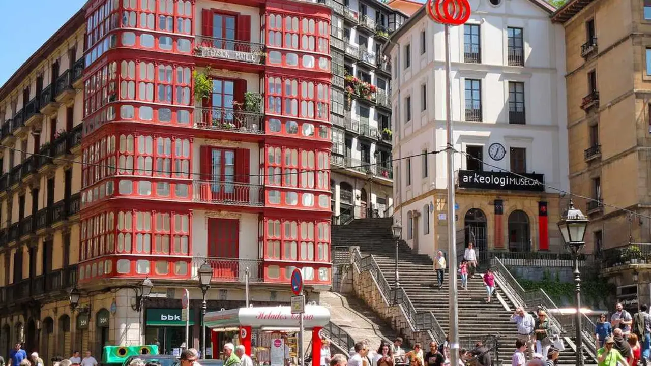 Situada en el Pa&iacute;s Vasco, Bilbao ha pasado de ser una ciudad industrial a convertirse en un referente cultural y tur&iacute;stico. / Guggenheim