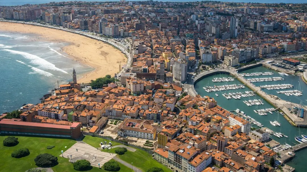 Con su ambiente abierto, su relaci&oacute;n constante con el mar y su oferta cultural y gastron&oacute;mica, la ciudad asturiana ofrece planes para todos los gustos. / a.e