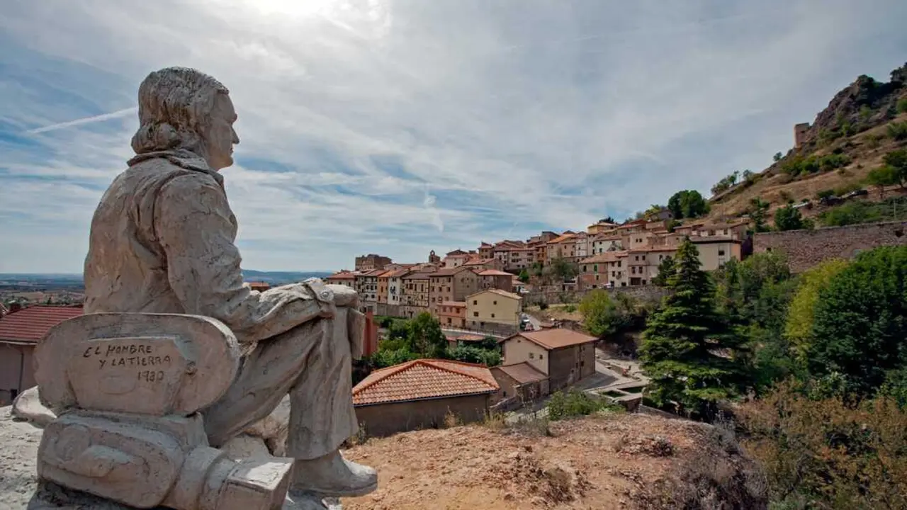 Estatua de F&eacute;lix Rodr&iacute;guez de la Fuente en Poza de la Sal. / T.CYL