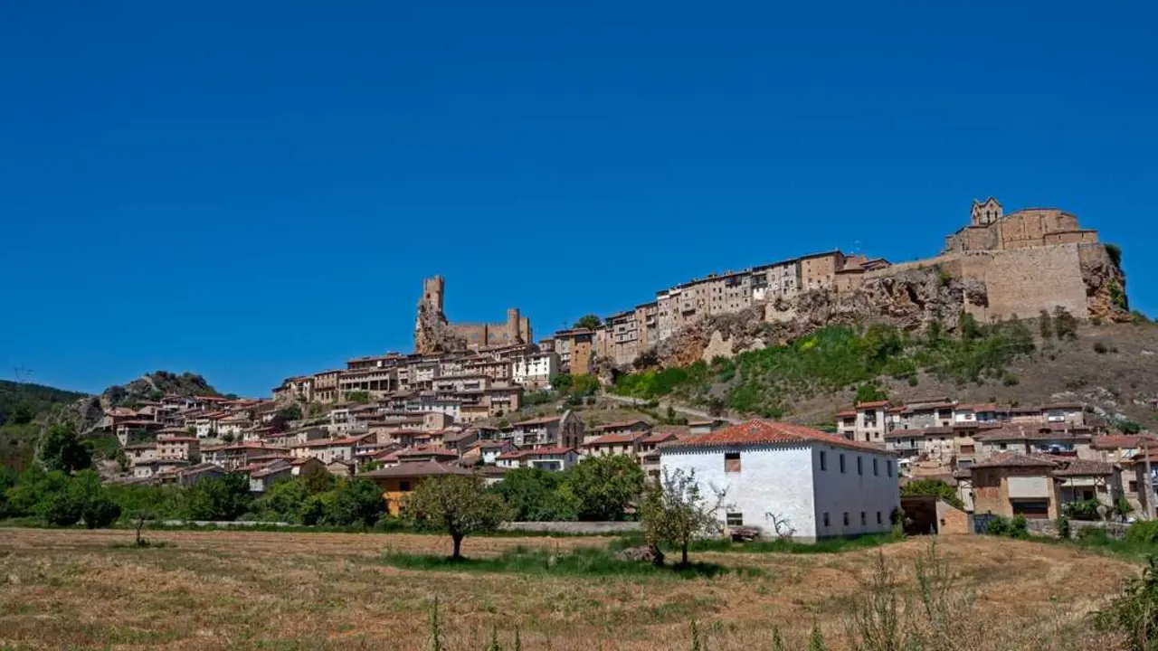 A pocos kil&oacute;metros de Cantabria existe una ciudad que sorprende por su tama&ntilde;o y por su espectacular silueta medieval. / t. CyL
