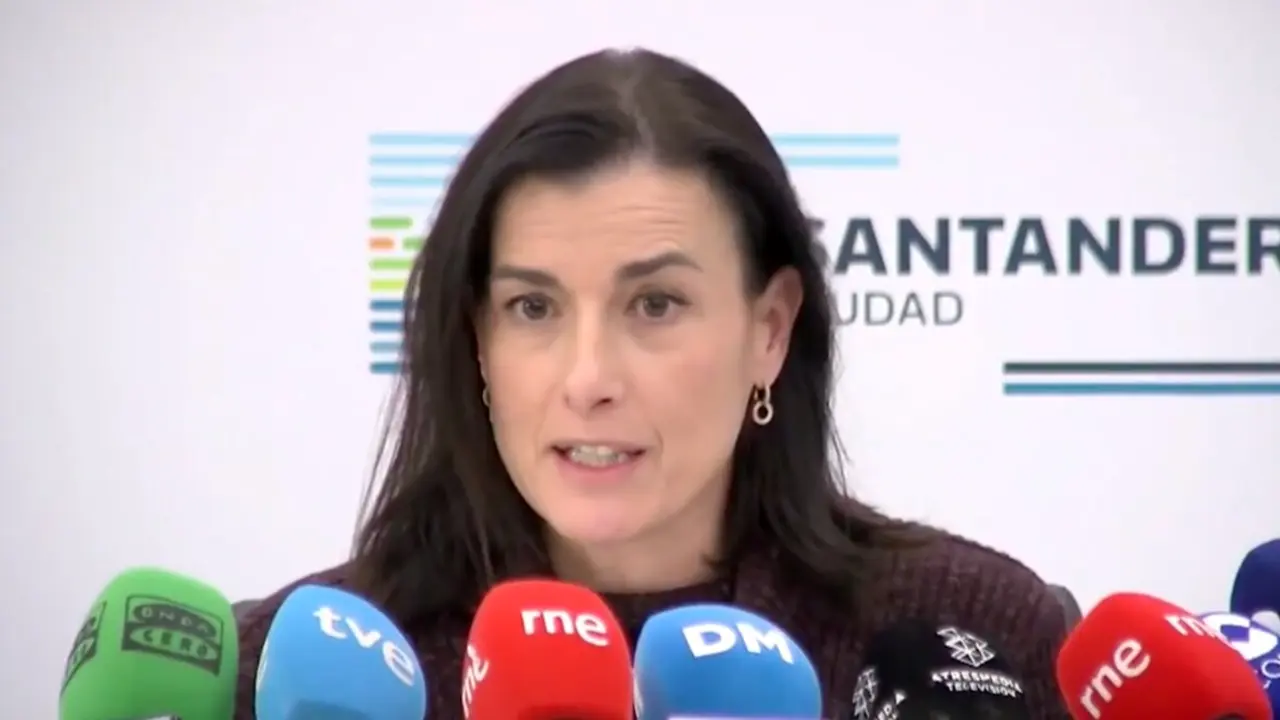 La alcaldesa de Santander, Gema Igual, durante su comparecencia ante los medios para informar sobre el aviso recibido por la Polic&iacute;a Local el d&iacute;a previo al derrumbe de la pasarela en la senda costera de El Bocal y aclarar las competencias sobre el mantenimiento de la infraestructura.
