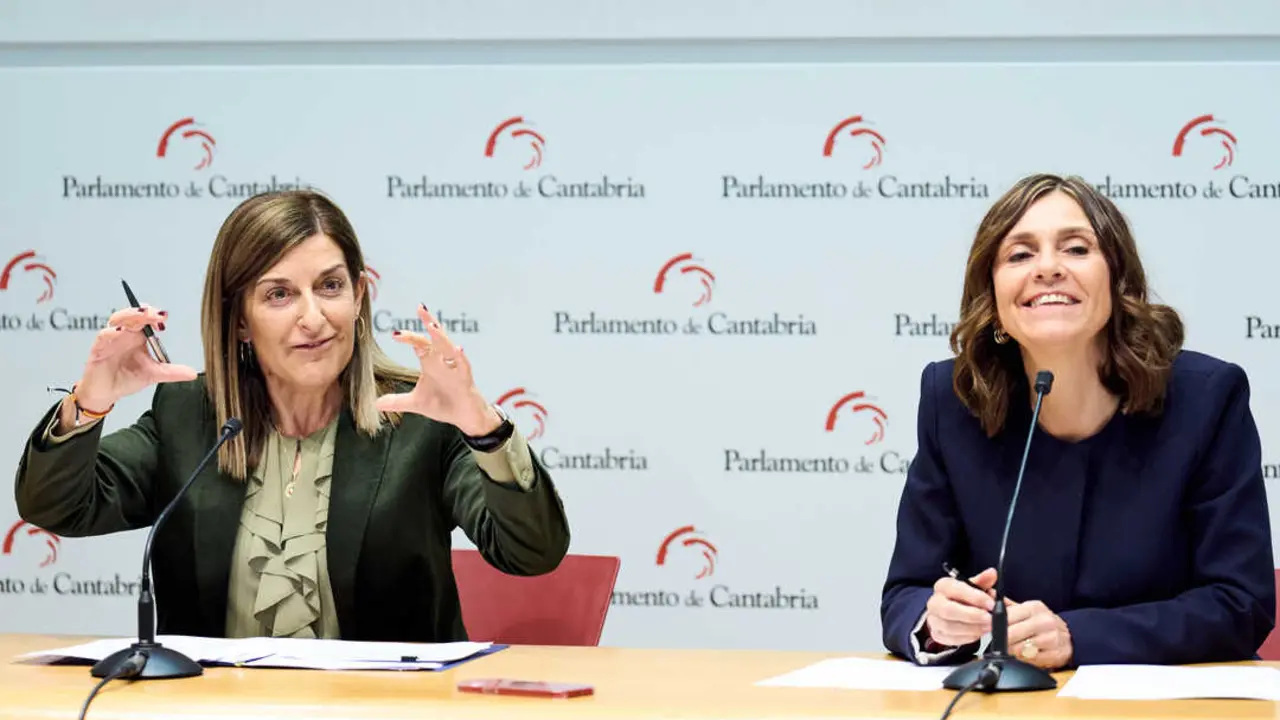 La presidenta de Cantabria, Mar&iacute;a Jos&eacute; S&aacute;enz de Buruaga, y la candidata del PRC, Paula Fern&aacute;ndez, tras firmar el acuerdo entre PP y PRC para aprobar los Presupuestos de Cantabria de 2026 en el Parlamento regional.

Juanma Serrano / Europa Press
