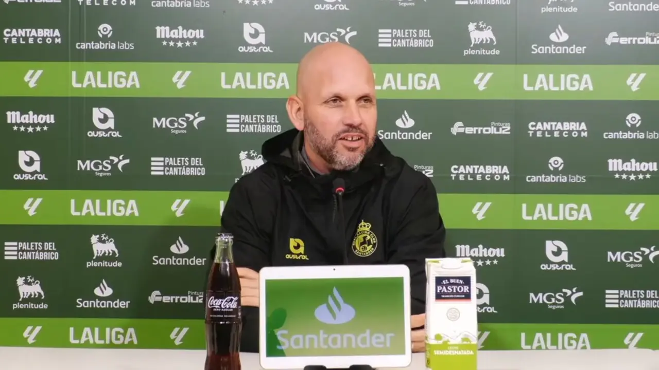 El entrenador del Racing, Jos&eacute; Alberto, durante la rueda de prensa. / A.E.