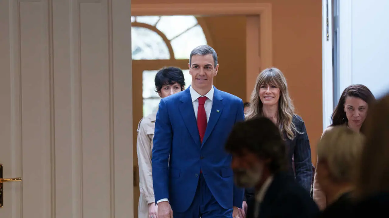 El presidente del Gobierno, Pedro S&aacute;nchez (i) y la mujer del presidente del Gobierno, Bego&ntilde;a G&oacute;mez (d). / EP
