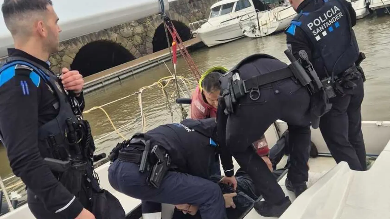 La r&aacute;pida actuaci&oacute;n de la Polic&iacute;a Local de Santander evit&oacute; consecuencias m&aacute;s graves para un hombre. / POLIC&Iacute;A LOCAL