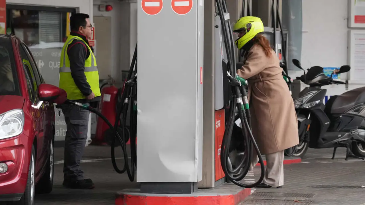 Una persona echa combustible. / EP