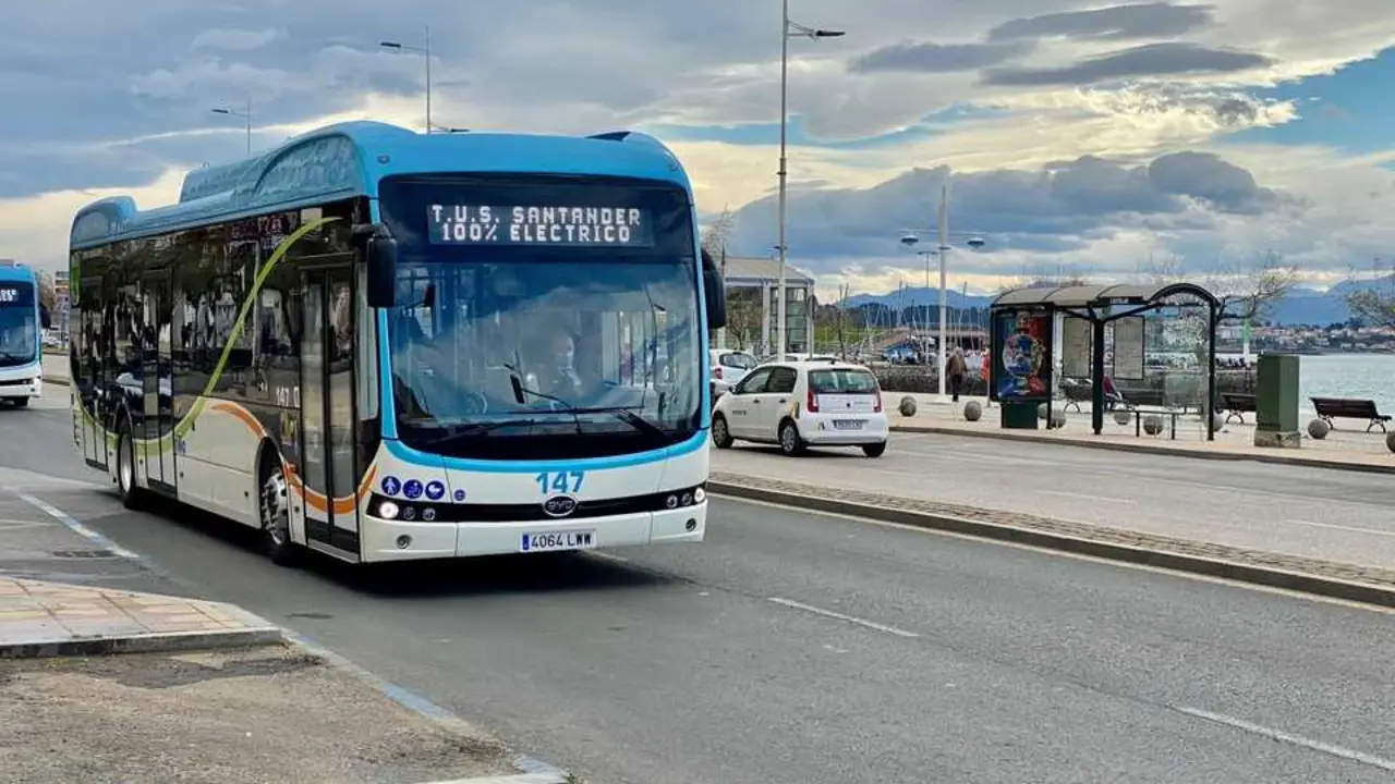 Un Autob&uacute;s circulando por la ciudad. / EP