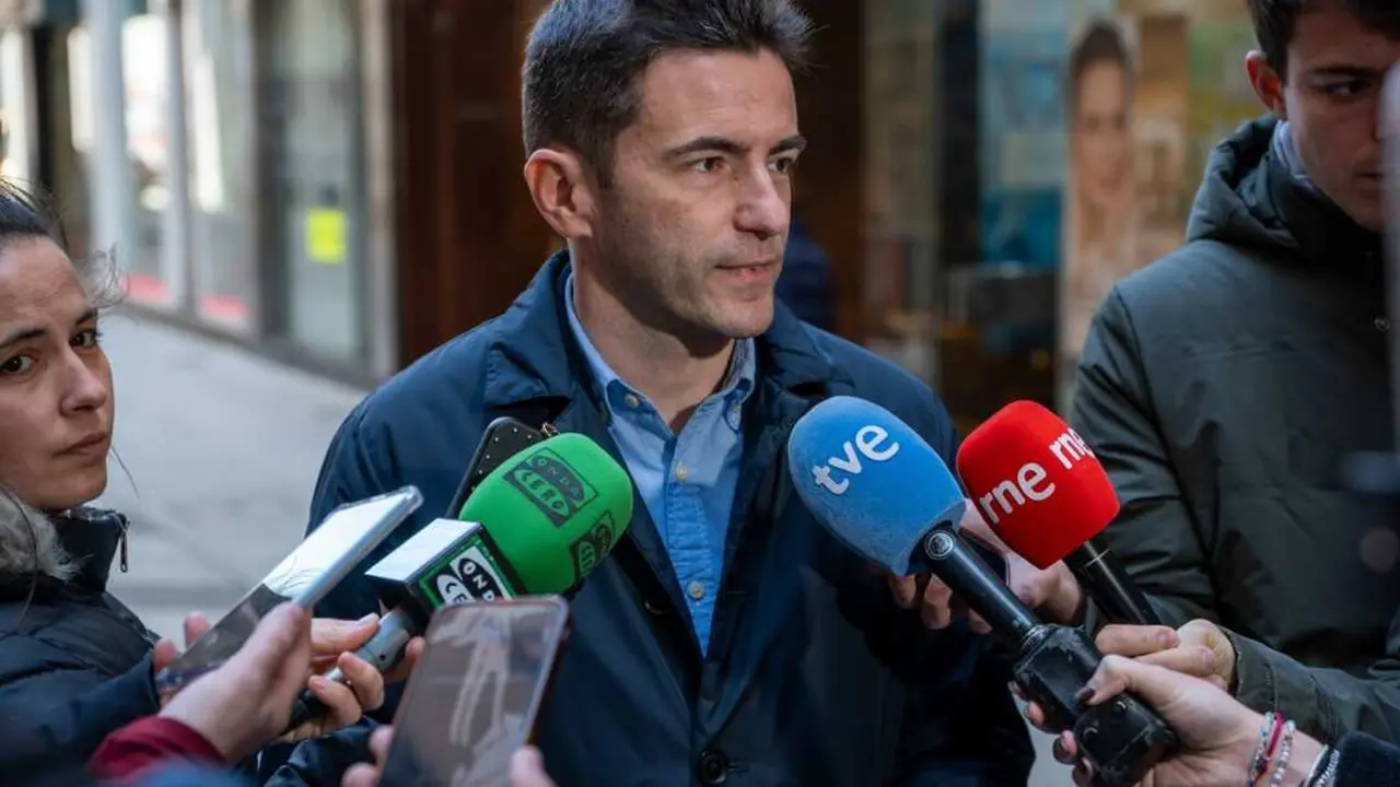 El secretario general del PSOE de Cantabria y delegado del Gobierno, Pedro Casares. / EP