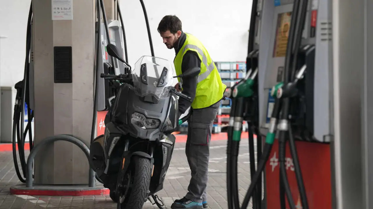 Una persona echa combustible. / EP