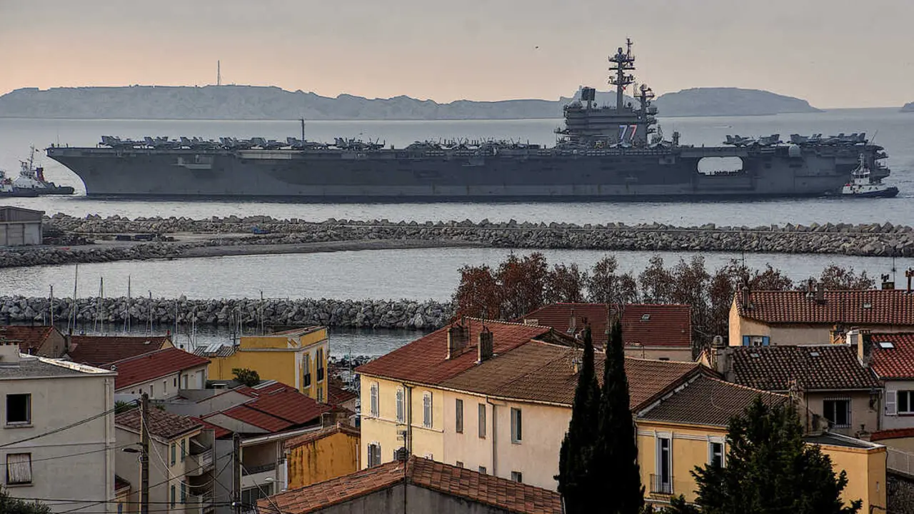 El gigantesco portaaviones nuclear USS George H. W. Bush se dirige al Mediterr&aacute;neo para reforzar la presencia naval estadounidense en la zona. / EP